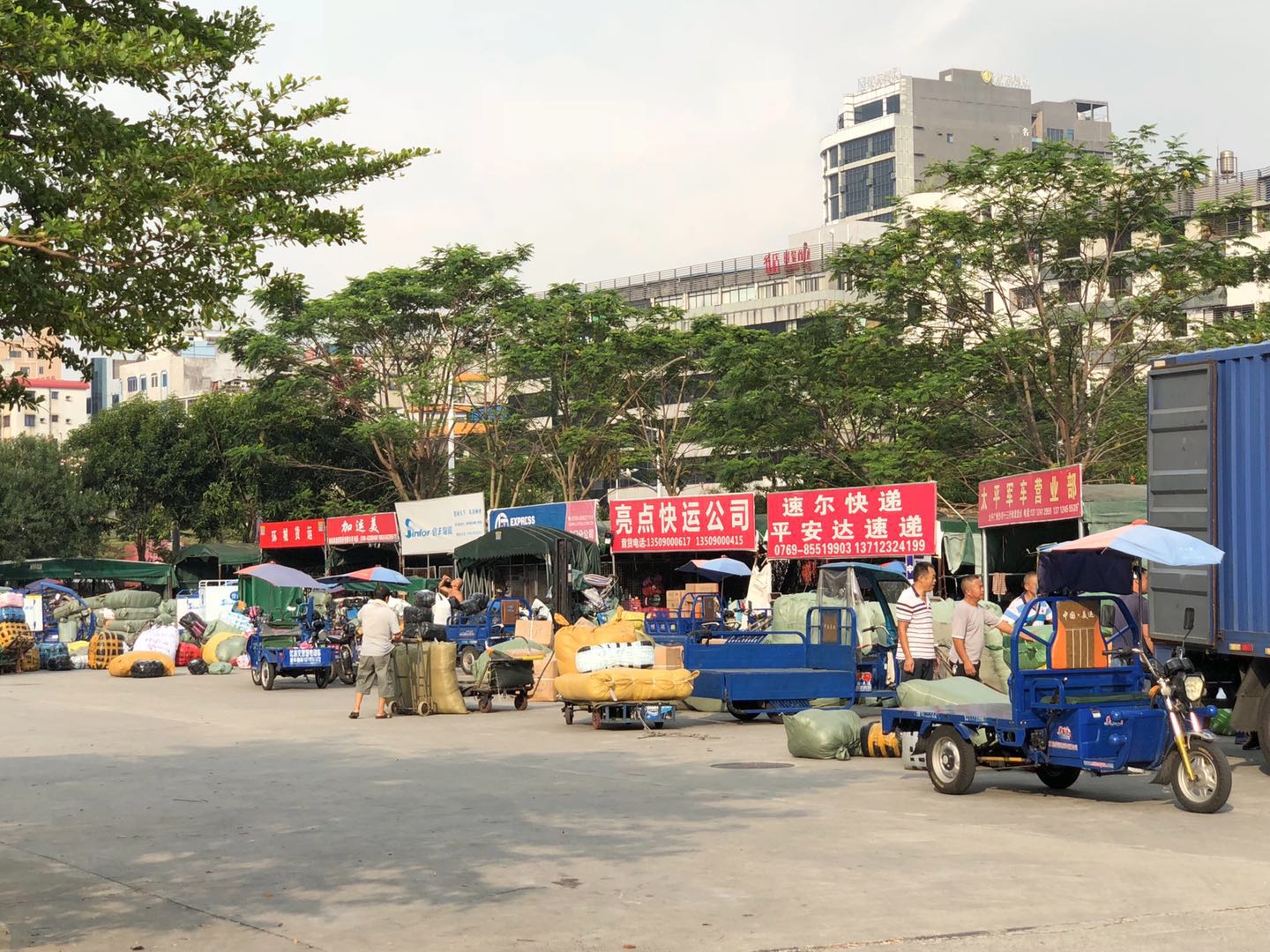 東莞：虎門最大的服裝批發(fā)市場，富民時裝城，銷往世界各地