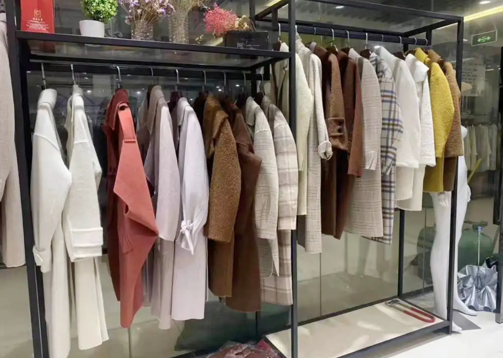 服裝大牌尾貨一般去哪里進(jìn)貨？品牌尾貨衣服批發(fā)進(jìn)貨渠道！