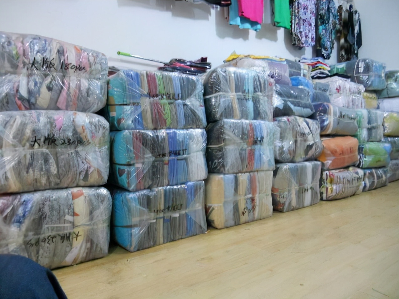 貨清清：如何找到靠譜的服裝尾貨貨源？