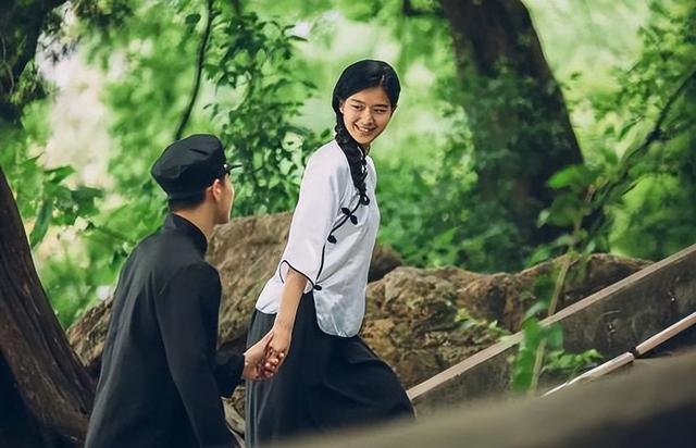 故事：她和男友私奔，和未婚夫同居，無奈懷孕時奔赴另一個情場