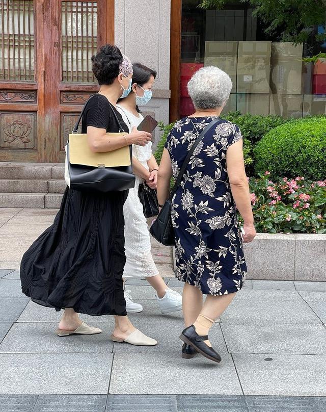 中老年女夏裝連衣裙（中老年女夏裝寬松高檔時尚）