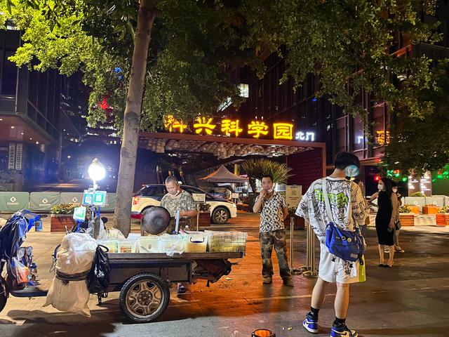 深圳十大夜市地?cái)傄粋€(gè)月多少利潤(rùn)，深圳十大夜市地?cái)傄粋€(gè)月多少工資？