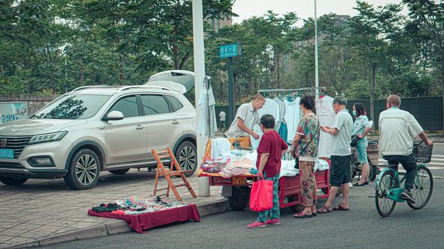 地?cái)偨?jīng)濟(jì)的好處作文，關(guān)于地?cái)偨?jīng)濟(jì)的看法作文800字？