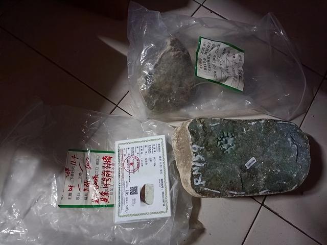 拼多多買的玉石料是真的嗎，拼多多上買翡翠原石是真的嗎？